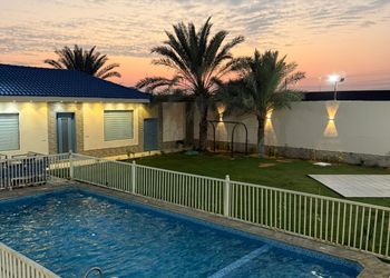 استراحة بمسطح اخضر ومجالس