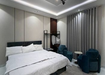 غرفة بسرير ماستر