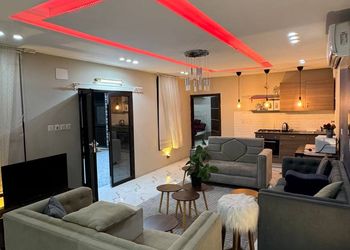 استراحة بمسطح اخضر ومجالس