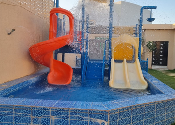شاليه بألعاب مائية و جلسة خارجية