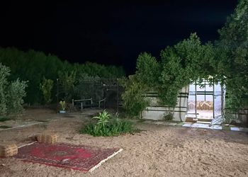 استراحة بمجلس وفناء خارجي 