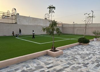 استراحة بجلسة وملعب كرة قدم