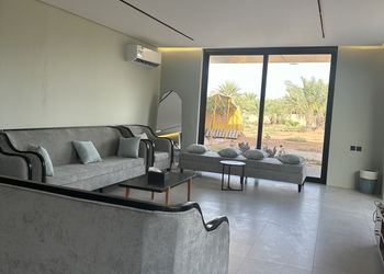 مزرعة بمجلس وفناء خارجي 