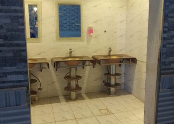 استراحة بمسبح داخلي ومسطح اخضر