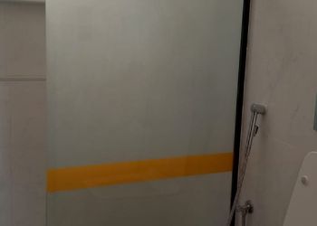شاليه بمسطح اخضر وجلسة خارجية