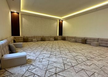 استراحة بجلسة خارجية وملعب طائرة