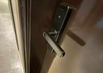 استديو بسرير ماستر وجلسة جانبية