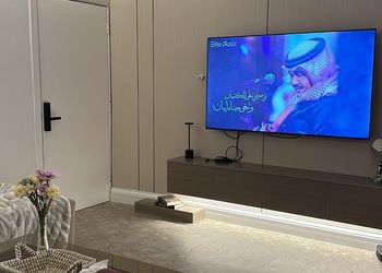 شقة بصالة أنيقة ودخول ذاتي