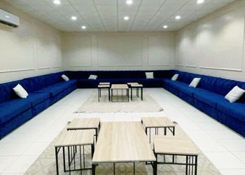 استراحة بجلسة مطلة على مسبح 