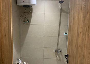 استديو بسرير ماستر وأثاث مريح 