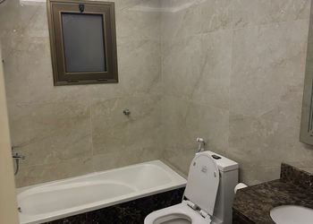 شقة بصالة جلوس وأثاث مريح 