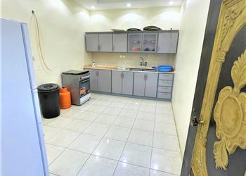 استراحة بجلسه مطله على مسطح اخضر 