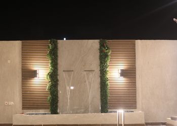 شاليه بمسبح خارجي ومسطح اخضر