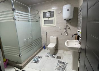 شقة بصالة وثلاث غرف نوم