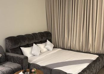 استديو بأثاث مريح وبسيط 