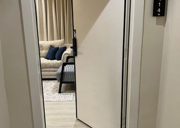 شقة بدخول ذاتي وصالة أنيقة 