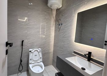 شاليه بجلسة تطل على مسبح خارجي 