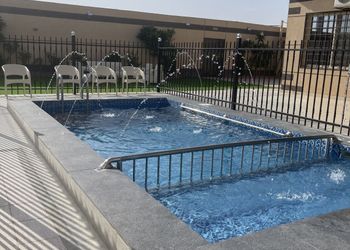 شاليه بجلسة خارجية ومسطح اخضر