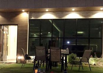 شاليه بجلسة تطل على مسبح خارجي 