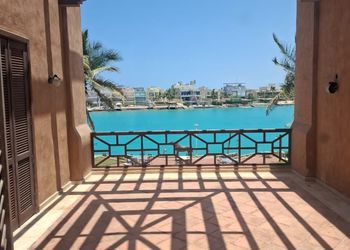 فيلا بمسبح خارجي ومرافق فاخرة 