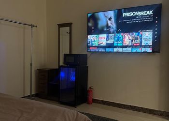 استديو بأثاث مريح وبسيط 