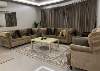 شاليه بسطح اخضر وصالة جلوس