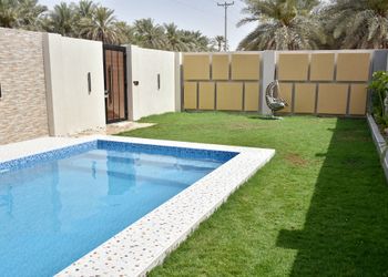 شاليه بصالة مطلة على المسبح 