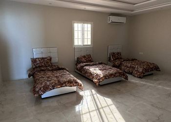 استراحة بجلسة خارجية ومسبح داخلي