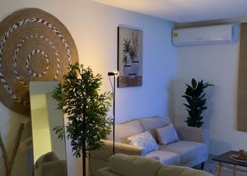 استديو بسرير ماستر وجلسة مريحة 