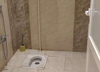 شاليه بمسطح اخضر ومسبح 