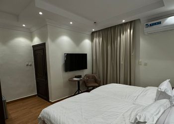 استديو بأثاث مريح وبسيط 