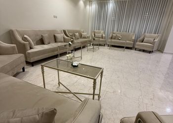 شاليه بمسطح اخضر وجلسة خارجية 