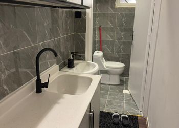 شقة بغرفة معيشة وغرفة نوم 