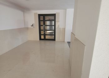 استديو هادئ بسرير وطاولة طعام