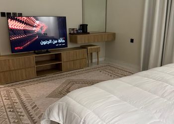 استديو بأثاث مريح وبسيط 