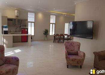 شاليه بمسطح اخضر والعاب اطفال 