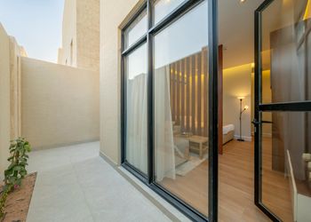استديو بألوان مريحة وأثاث راقي