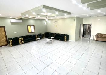 شاليه بمسطح اخضر ومسبح 