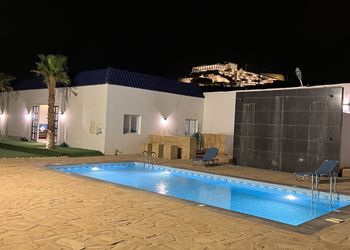 استراحة  بمسبح ومسطح اخضر 