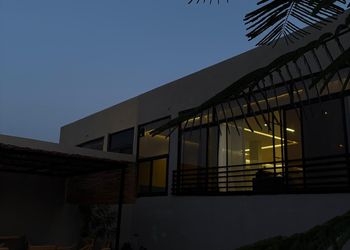 شاليه بصالة مطلة على المسبح 