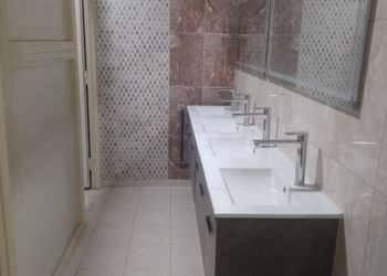 استراحة بمسطح اخضروجلسة خارجية 