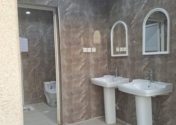 شاليه بجلسة تطل على مسبح خارجي 