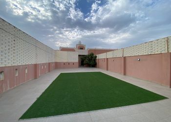 استراحة بمجالس وفناء خارجي
