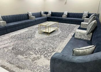 شاليه بجلسة تطل على مسبح خارجي 