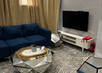 استديو بسرير ماستر وجلسة مريحة 