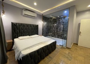 شاليه بمسطح اخضر وجلسة خارجية 