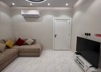 شقة بصالة جلوس ودخول ذاتي