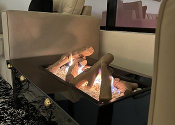 شاليه بمسبح خارجي ومسطح اخضر