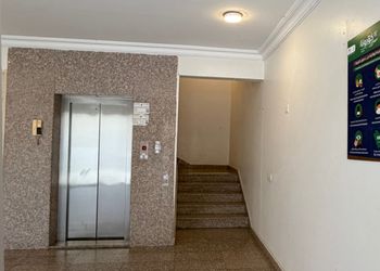 شقة بغرفة معيشة وغرفة نوم 