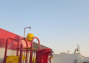 شاليه بجلسة تطل على مسبح خارجي  